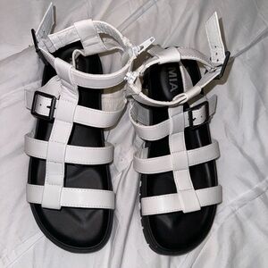 Mia white sandals black chunky soles size 9 EUC